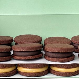 Alfajorcitos de cacao con manjar - 16 unidades