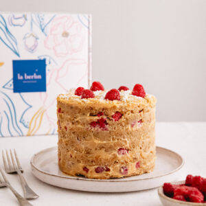 Torta de nuez, manjar y frambuesa