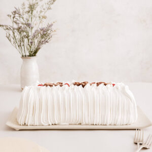 Torta de merengue de chocolate, frambuesa y manjar